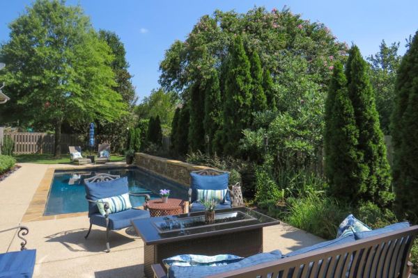 backyard-living-area-custom-pool